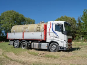 Mezzi Volpi Autotrasporti con camion gru, cisterne, rimorchi ed escavatori per cantieri in Val d’Orcia