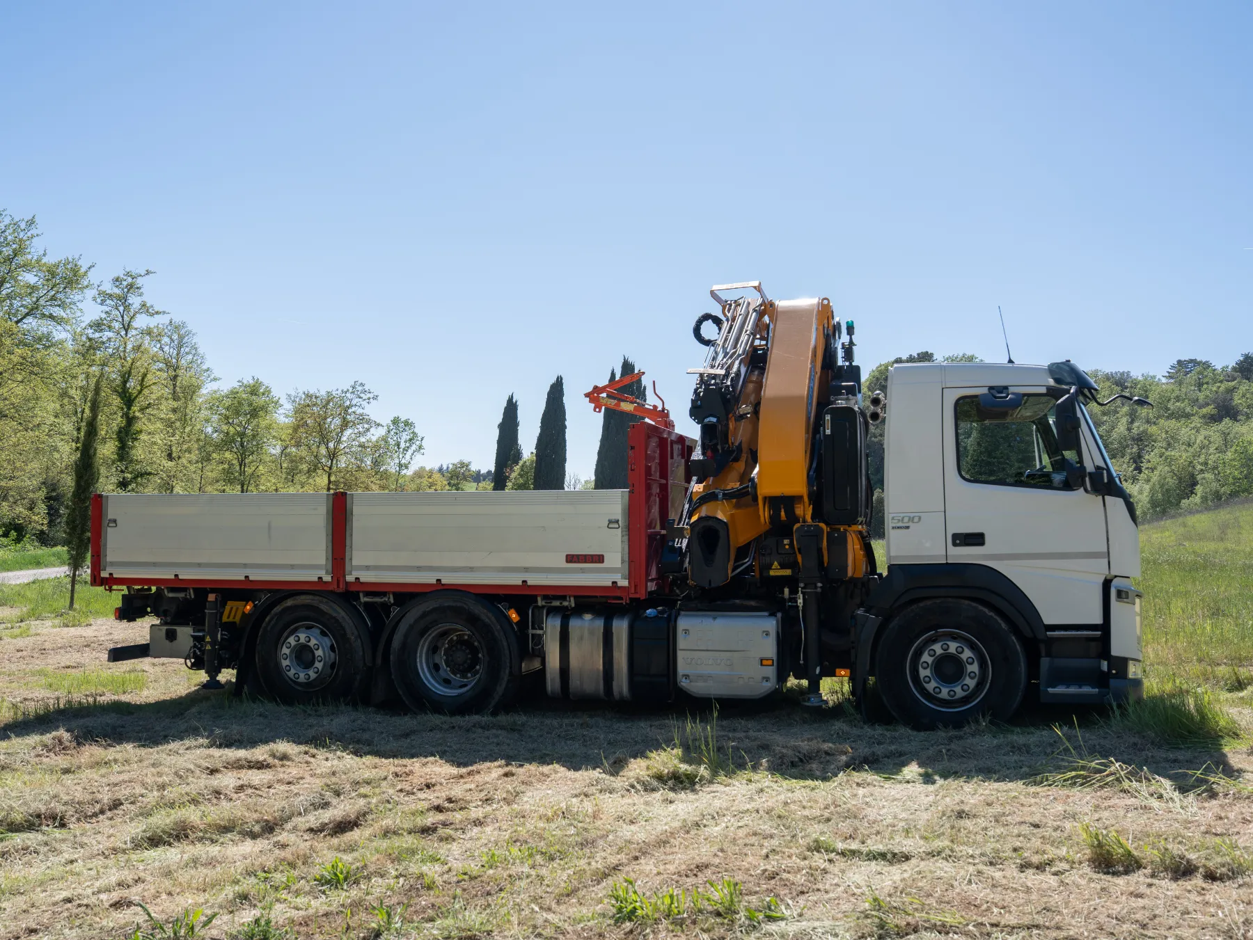 Mezzo Volpi Autotrasporti per trasporto di macchine operatrici, escavatori e mezzi pesanti in Val d’Orcia
