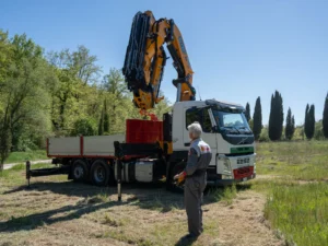 Camion con gru Volpi Autotrasporti per sollevamento materiali e logistica cantieri in Val d’Orcia