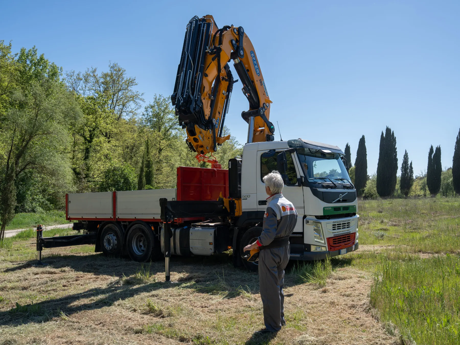 Camion con gru Volpi Autotrasporti per sollevamento materiali e logistica cantieri in Val d’Orcia