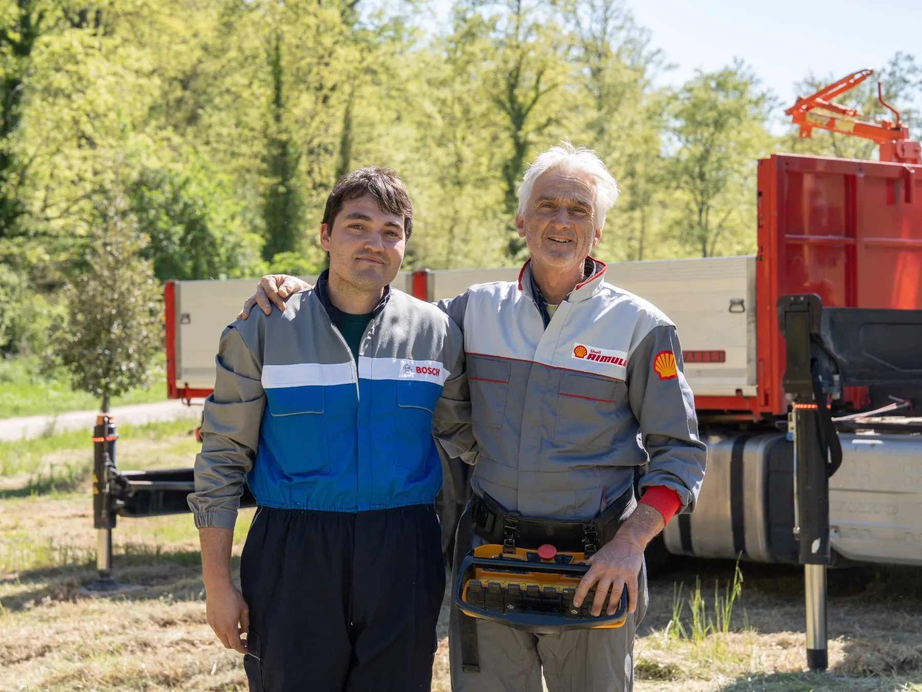 Famiglia Volpi Autotrasporti, azienda di trasporti e servizi per cantieri in Val d’Orcia dal 1956