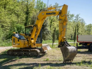 Escavatore Volpi Autotrasporti per movimento terra, scavi e sistemazione strade bianche in Val d’Orcia